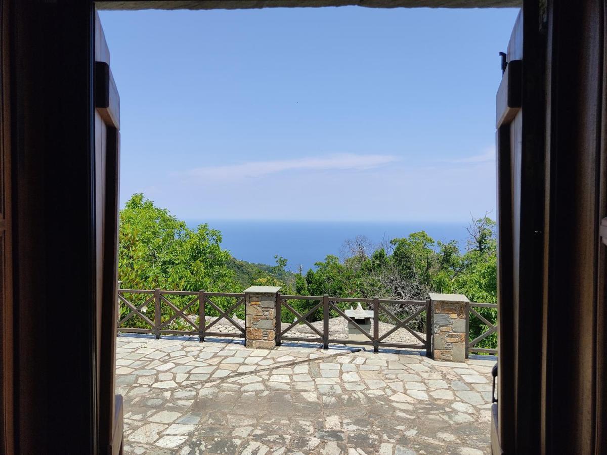 Cozy Blue Stone House With A Great Sea View.